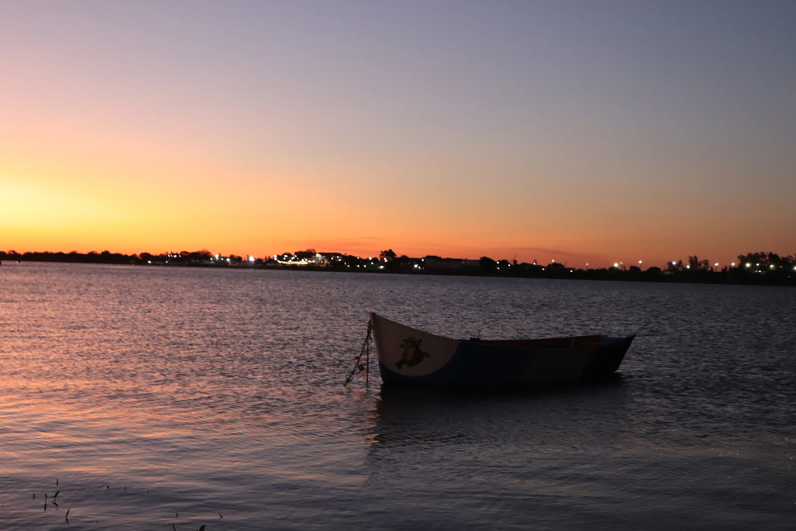 Atardecer sobre el río Paraguay con una barca